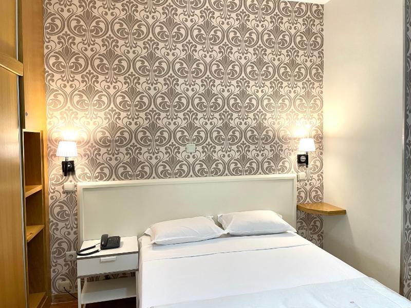 Family Room (4 Adults) image 1