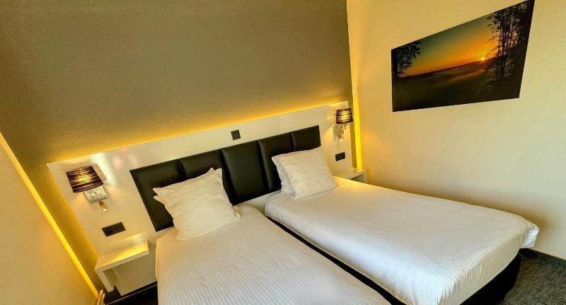 Twin Room image 1