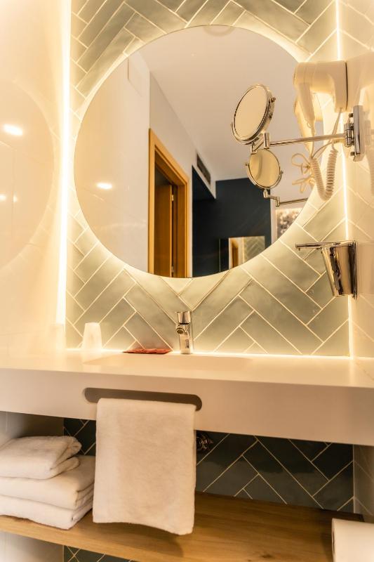 Superior Twin Room image 3