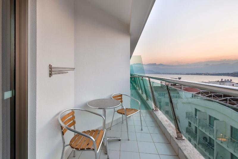 Deluxe Room with Side Sea View image 3