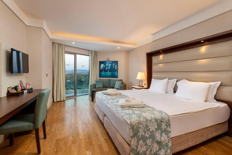 Deluxe Room with Side Sea View image 2