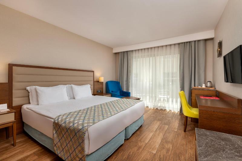 Deluxe Room with City View image 2