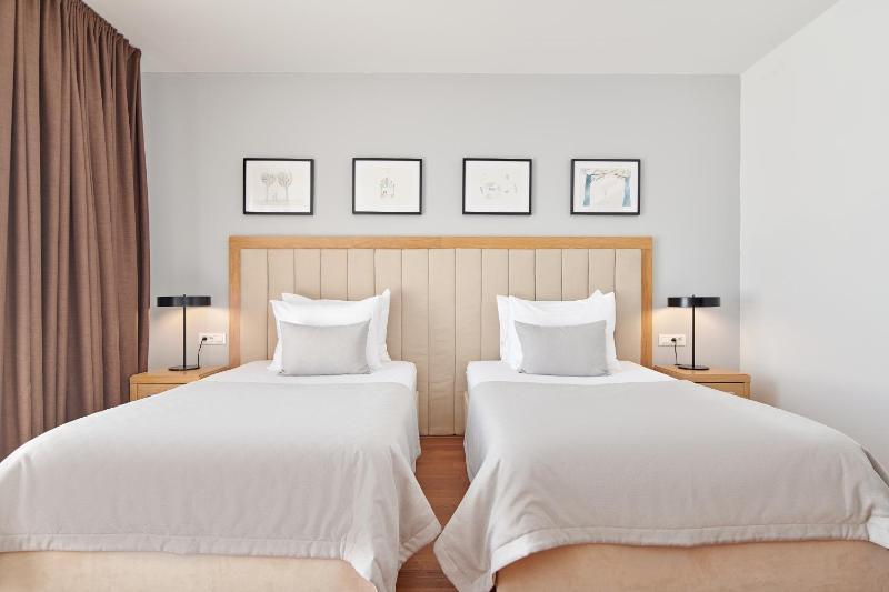 Classic Double or Twin Room with Balcony and City View image 4