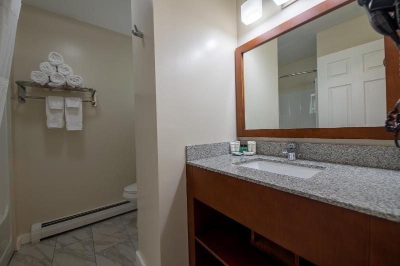 Queen Room with Two Queen Beds - Ocean View image 4