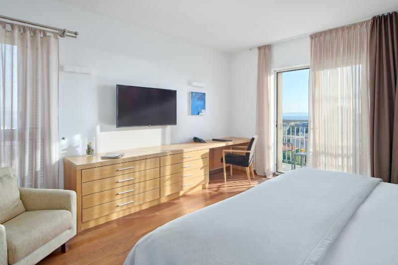 Junior Suite with Balcony and Sea View image 4