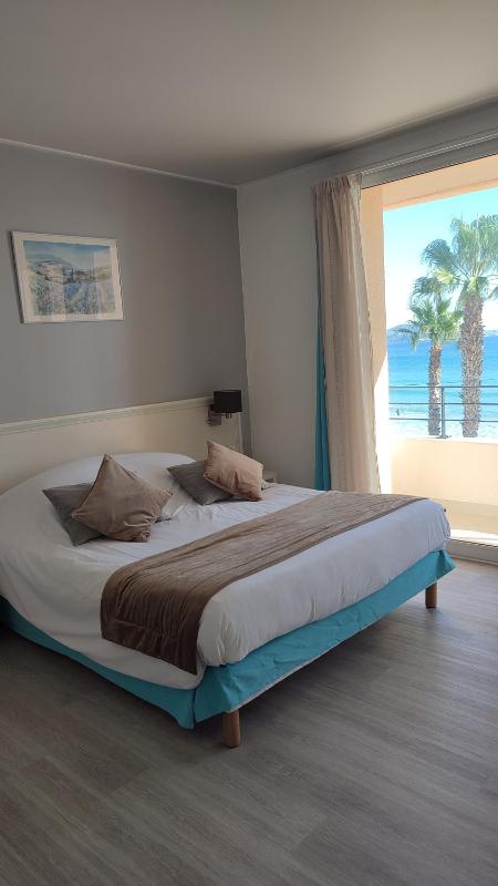 Double Room with Sea View image 1