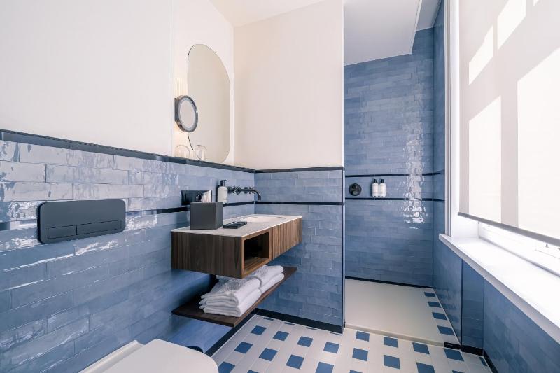 Comfort Room Front image 2