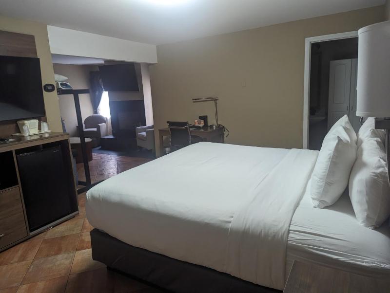 King Suite - Non-Smoking/Exterior Corridor image 1