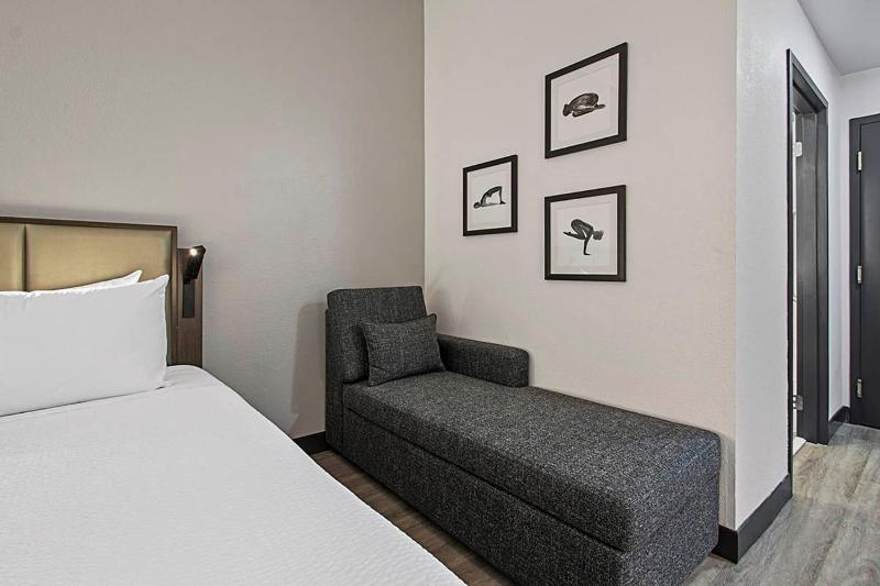 Queen Room with Two Queen Beds - Non-Smoking image 3