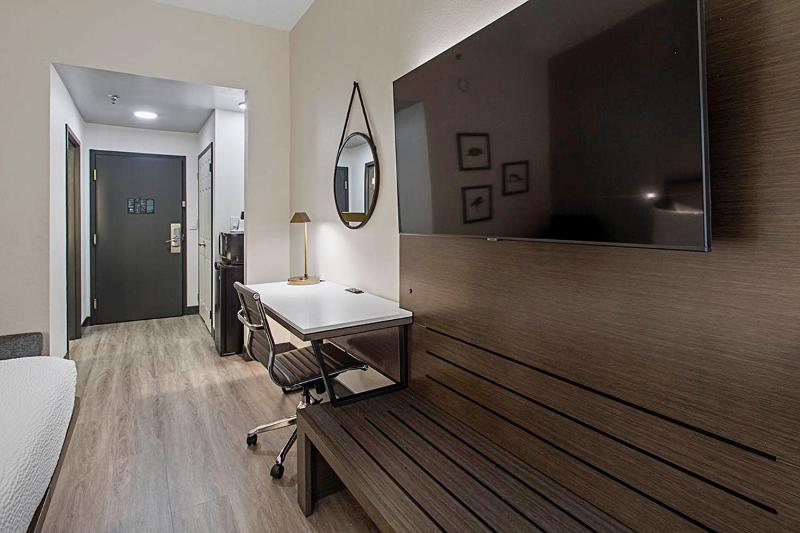 Queen Room with Two Queen Beds - Non-Smoking image 2