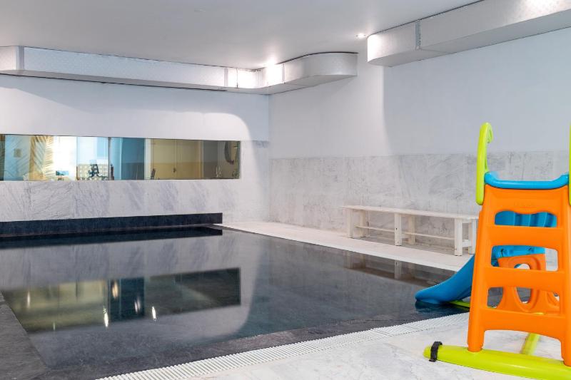Family Room with Spa access image 1