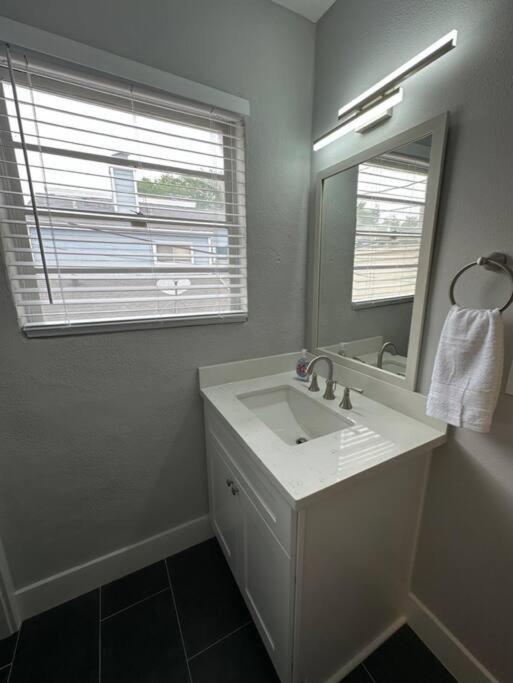 Elegant 1 Bdr Montrose-Bologna@The Italian Plaza - image 7