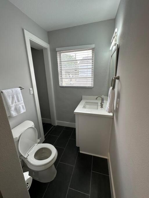 Elegant 1 Bdr Montrose-Bologna@The Italian Plaza - image 18