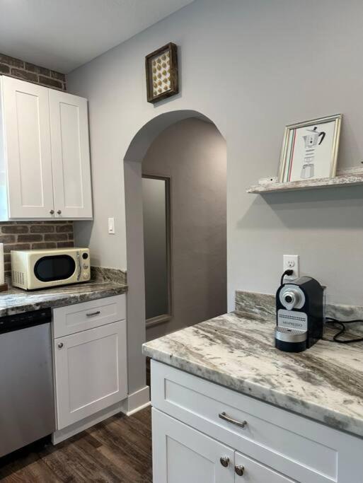 Elegant 1 Bdr Montrose-Bologna@The Italian Plaza - image 9