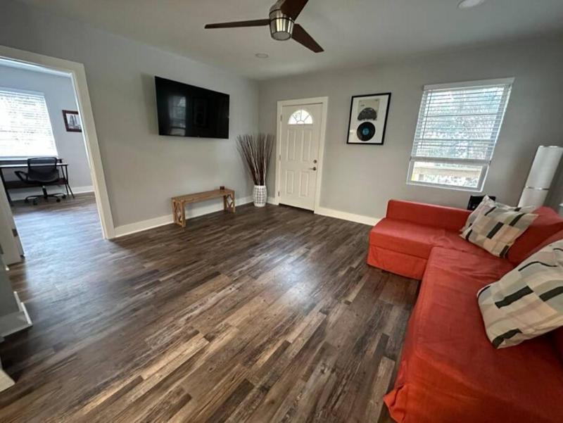 Elegant 1 Bdr Montrose-Bologna@The Italian Plaza - image 16