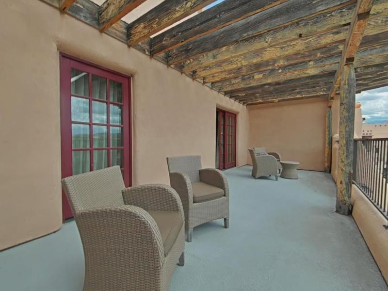 One-Bedroom Queen Suite with Terrace image 3