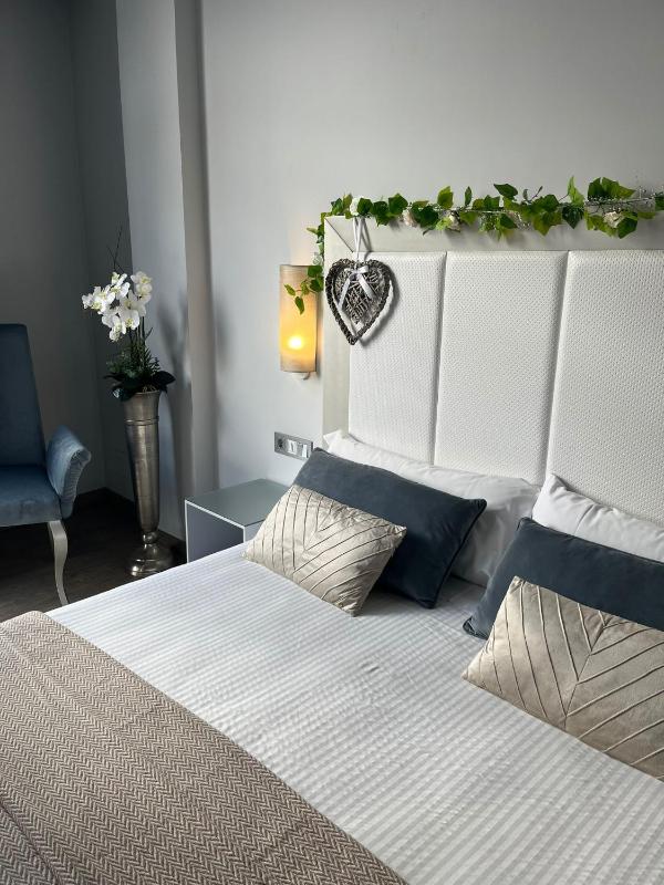 Executive Suite with Spa Bath image 2