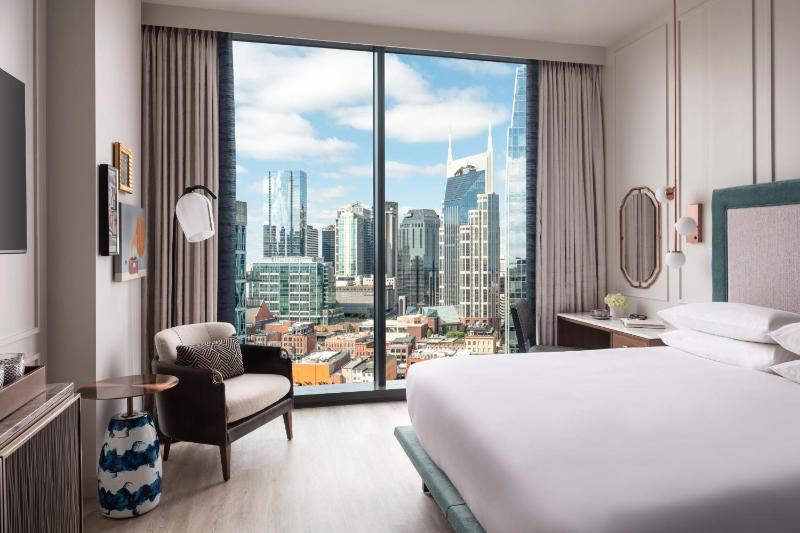 King Room with Tub and City View - Mobility Access image 2
