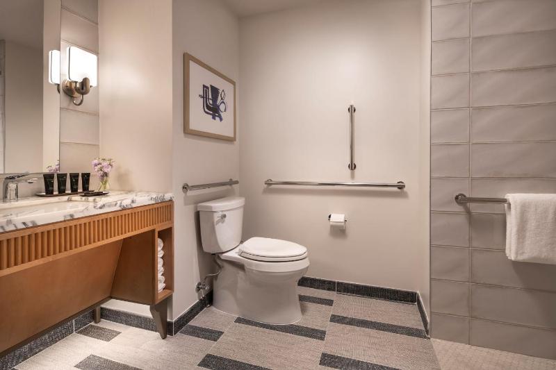 King Room with Roll-In Shower - Mobility Access image 3