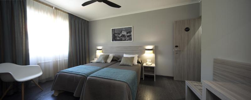Superior Twin Room image 2