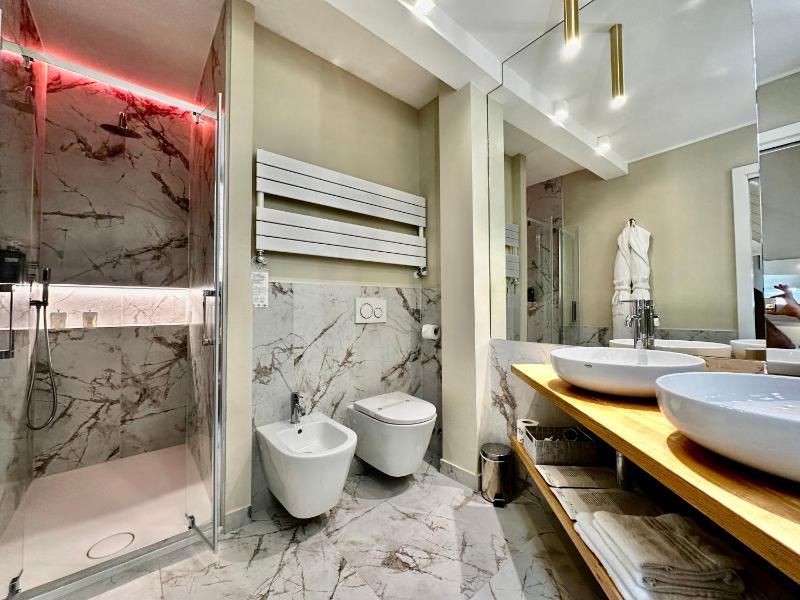 Suite - Split Level with Spa Bath image 3