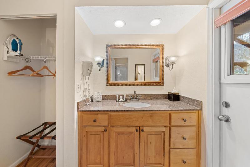 Double Room Creekside - Non-Smoking image 4