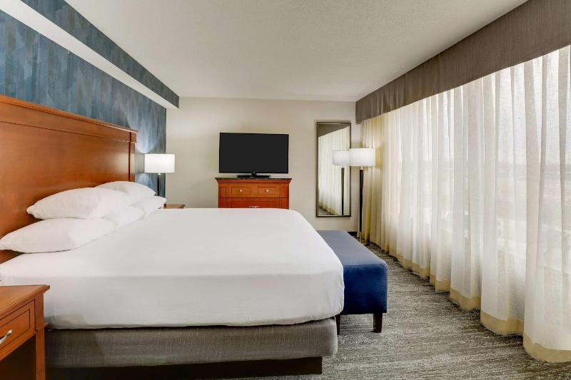 King Suite with Sofa Bed - High Floor image 3