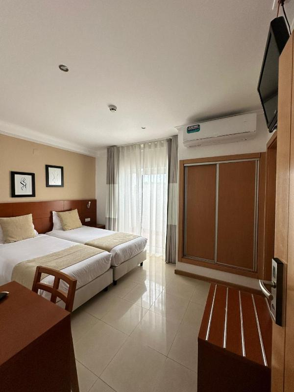 Deluxe Double or Twin Room image 1