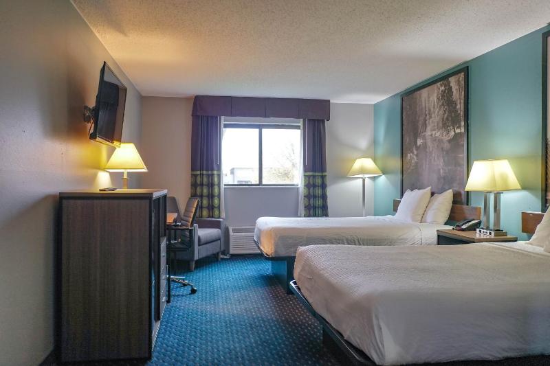 Queen Room with Two Queen Beds - Non-Smoking image 2