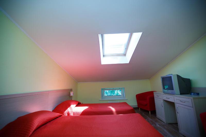 Economy Twin Room image 2