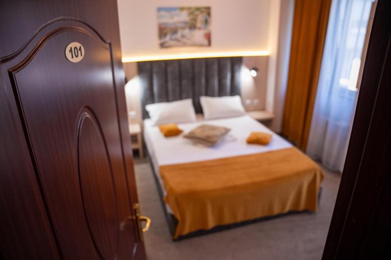 Standard Double Room image 4