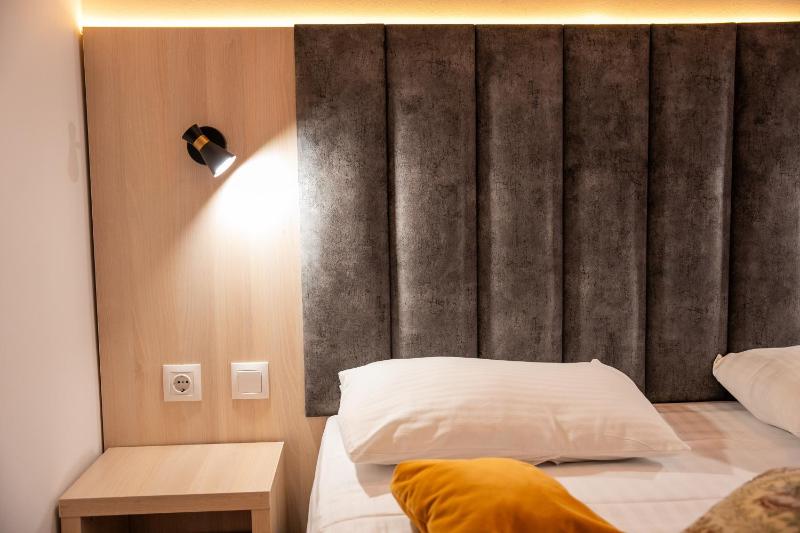 Standard Double Room image 3
