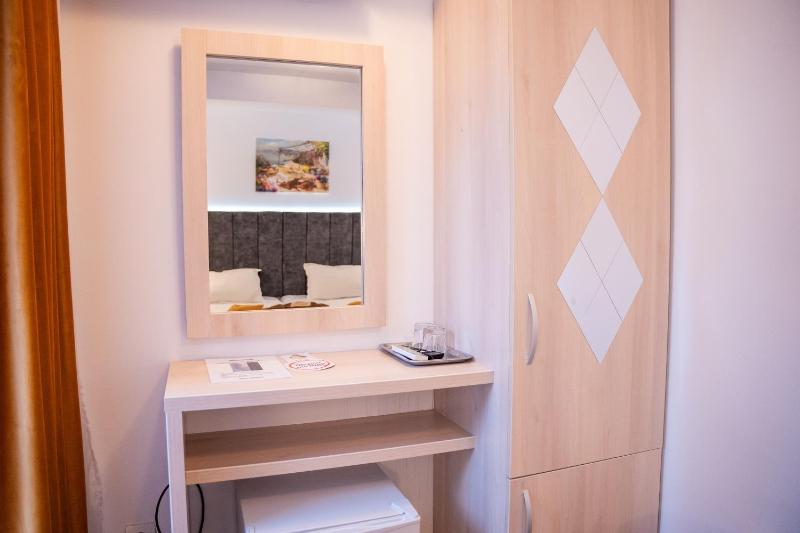 Twin Room image 4