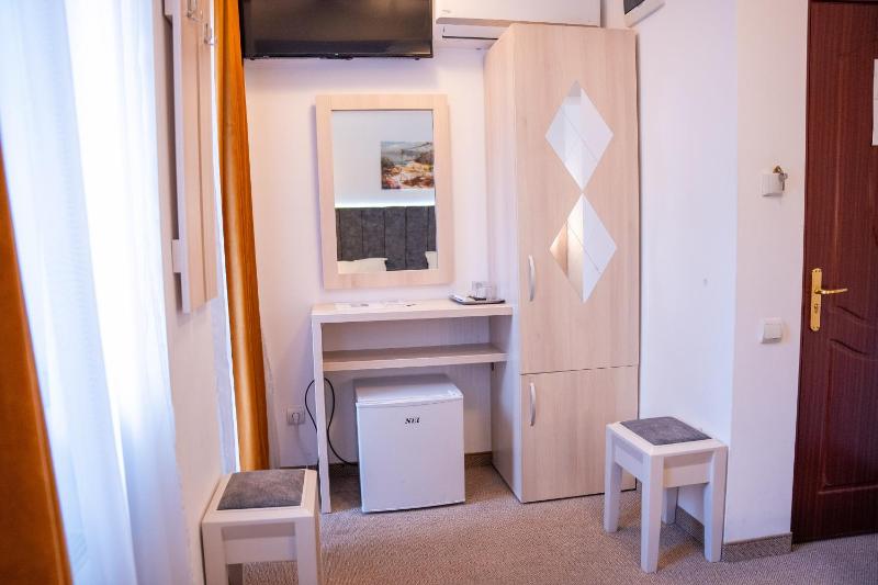 Twin Room image 3