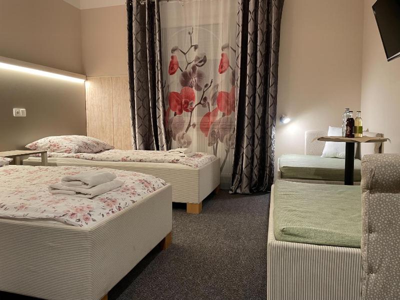 Twin Room with Bathroom image 3