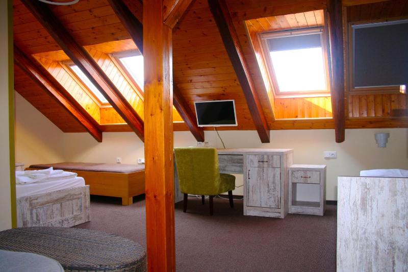 Deluxe Twin Room image 1