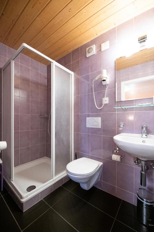 Basic Double Room image 2