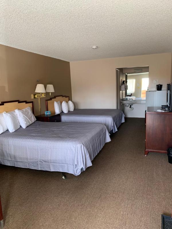 Standard Queen Room image 3