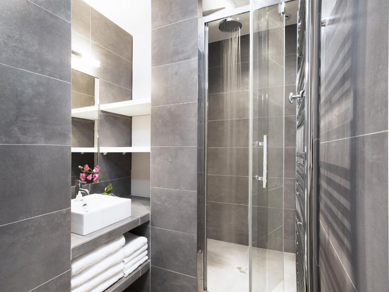 Three-Bedroom Apartment with two Bathrooms n°2 image 3
