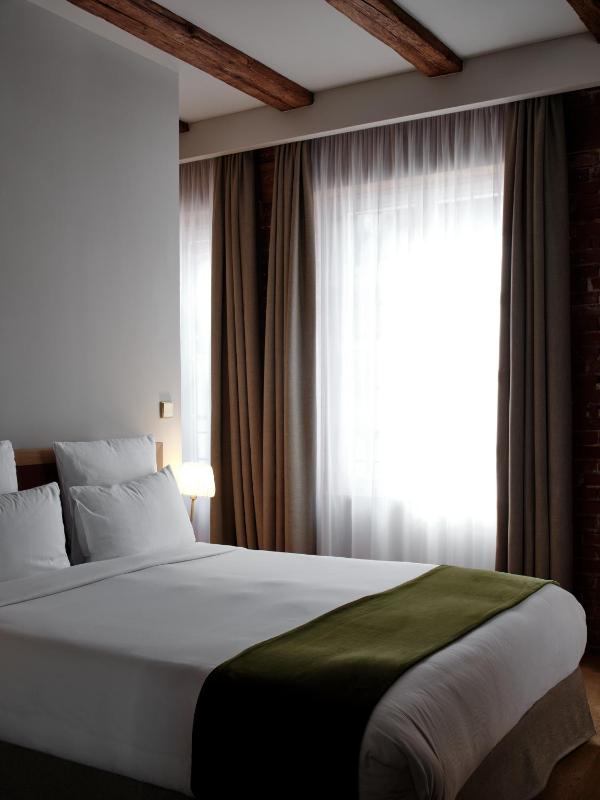 Classic Double Room image 4