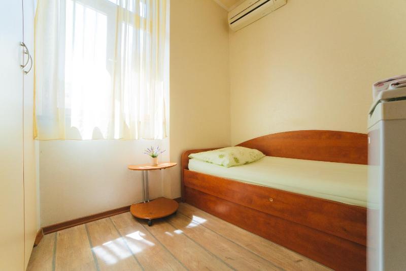 Single Room with Bathroom image 2