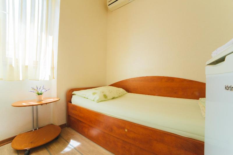 Single Room with Bathroom image 3