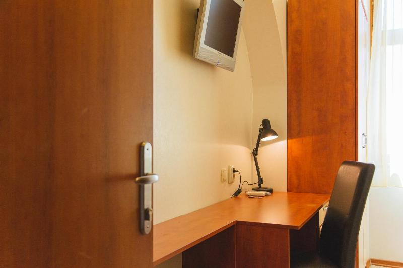 Single Room with Bathroom image 4