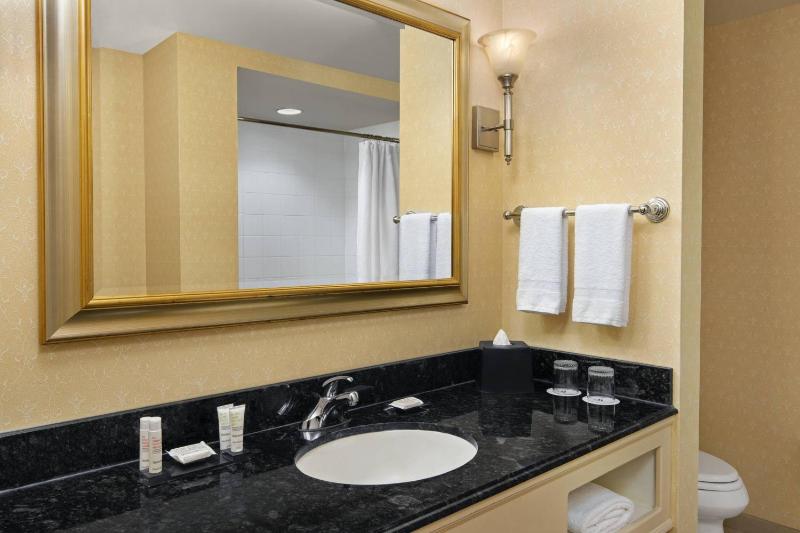 One-Bedroom Junior Suite with Sofa Bed image 2