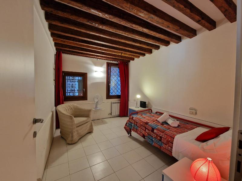 Single Room with Shared Bathroom image 2
