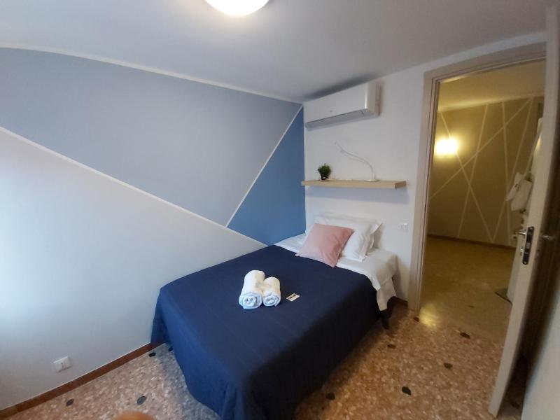 Single Room with Shared Bathroom image 4