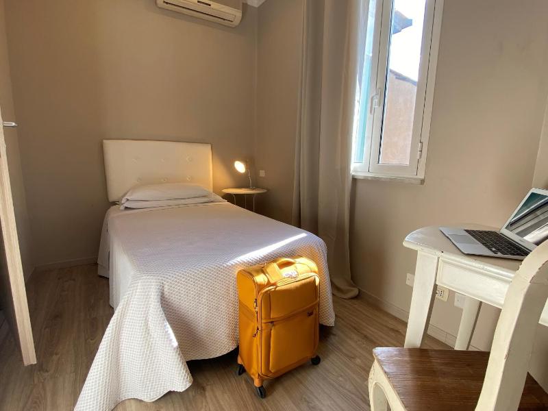 Single Room image 1