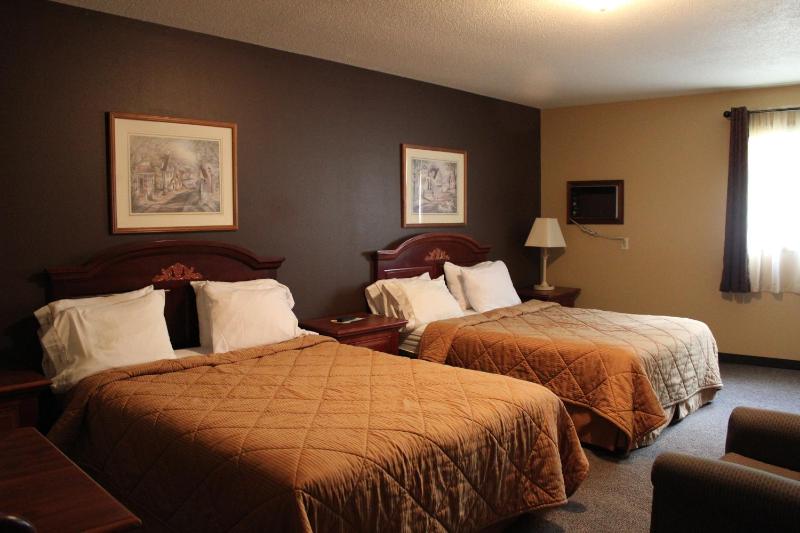 Queen Room with Two Queen Beds image 4
