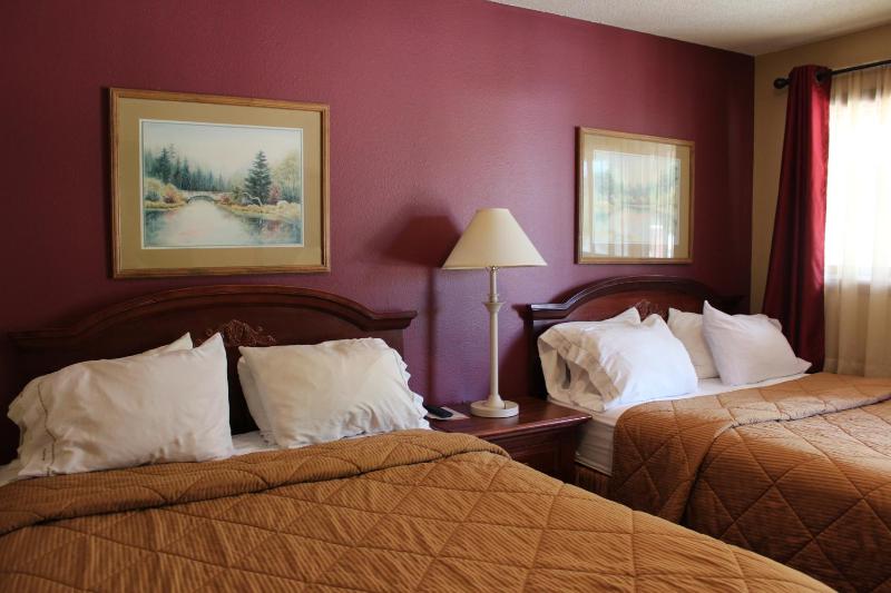 Queen Room with Two Queen Beds image 2