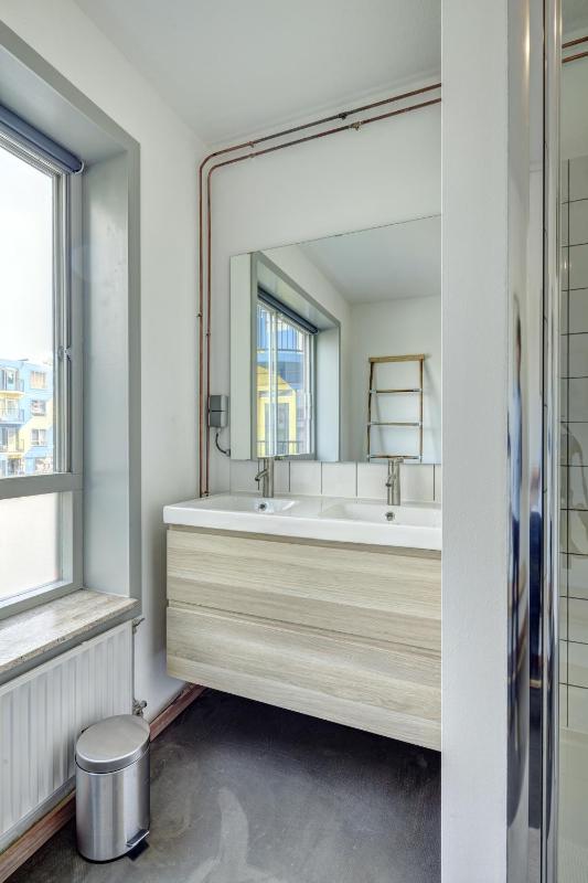 Four-Bedroom Apartment with Balcony  image 3